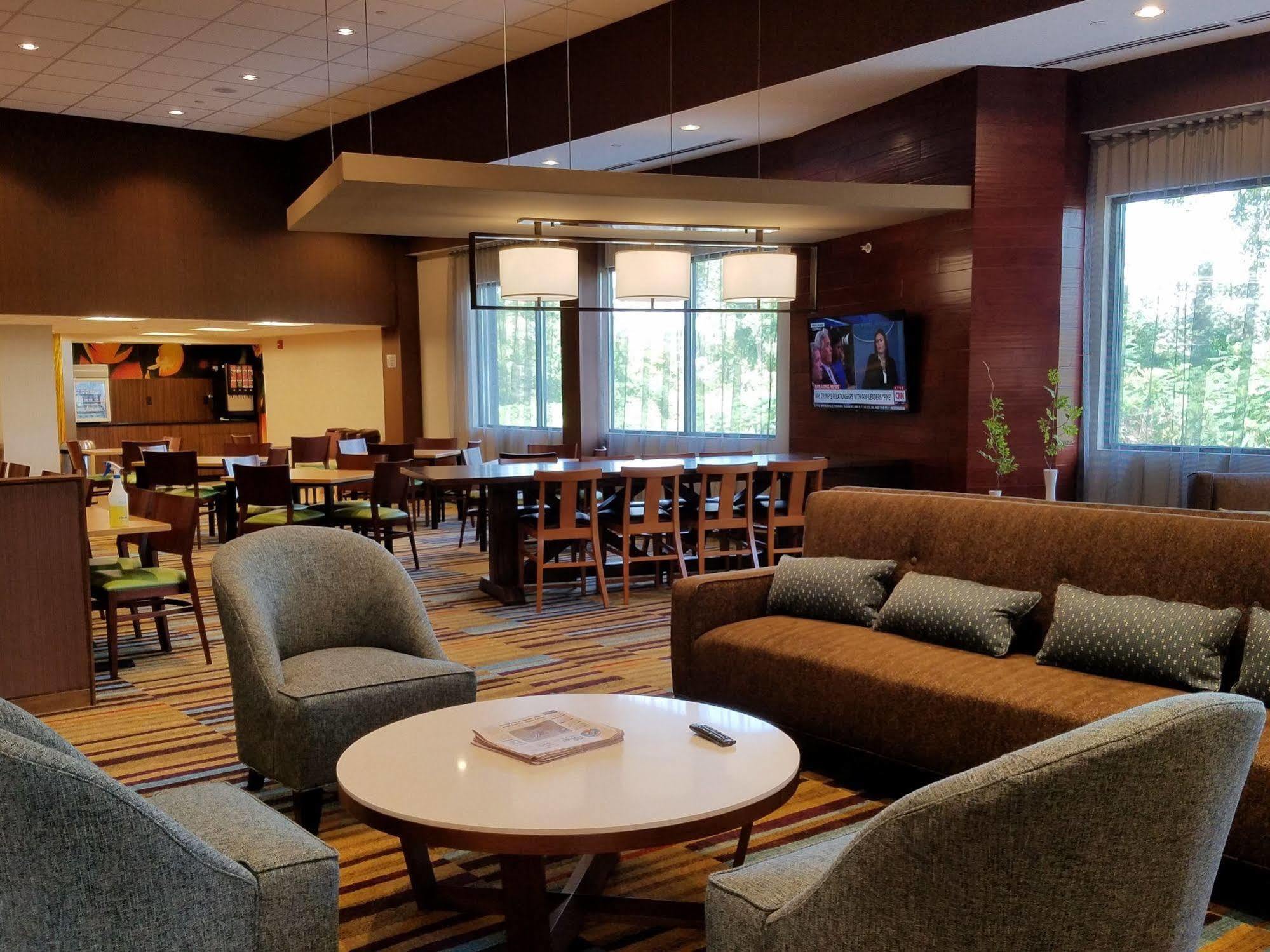 Fairfield Inn & Suites By Marriott Springfield Holyoke Exterior photo